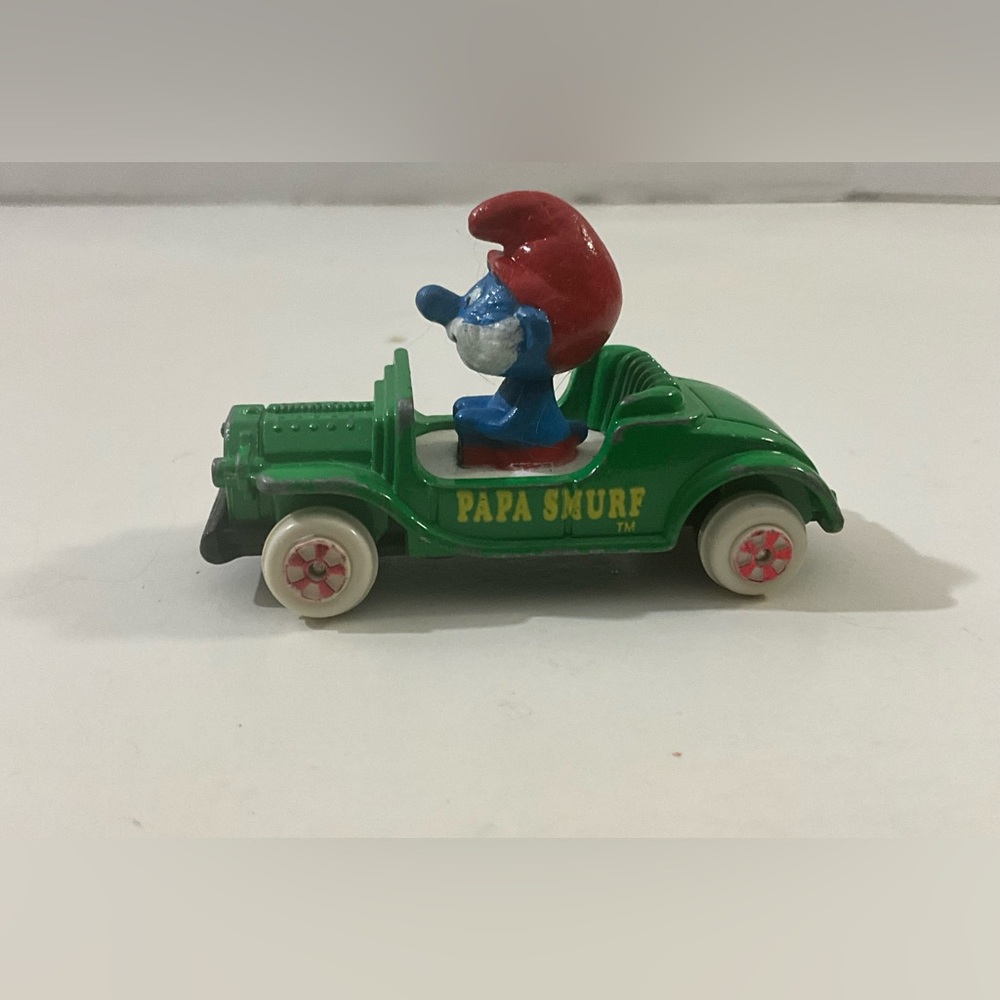 Vintage ERTL Peyo Papa Smurf #4 Green 1982 Die Cast Car with PVC figure